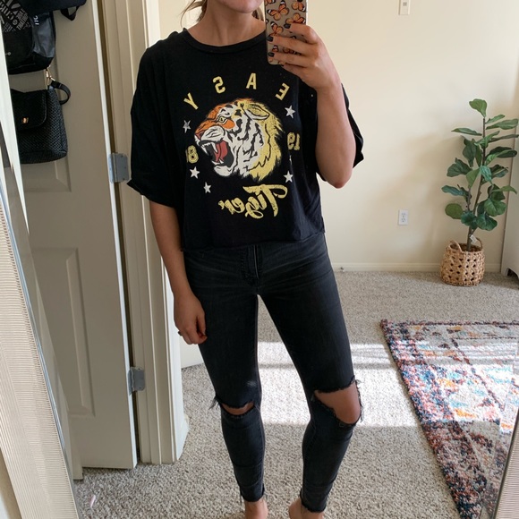 SOLD Easy tiger graphic tee - Picture 2 of 5